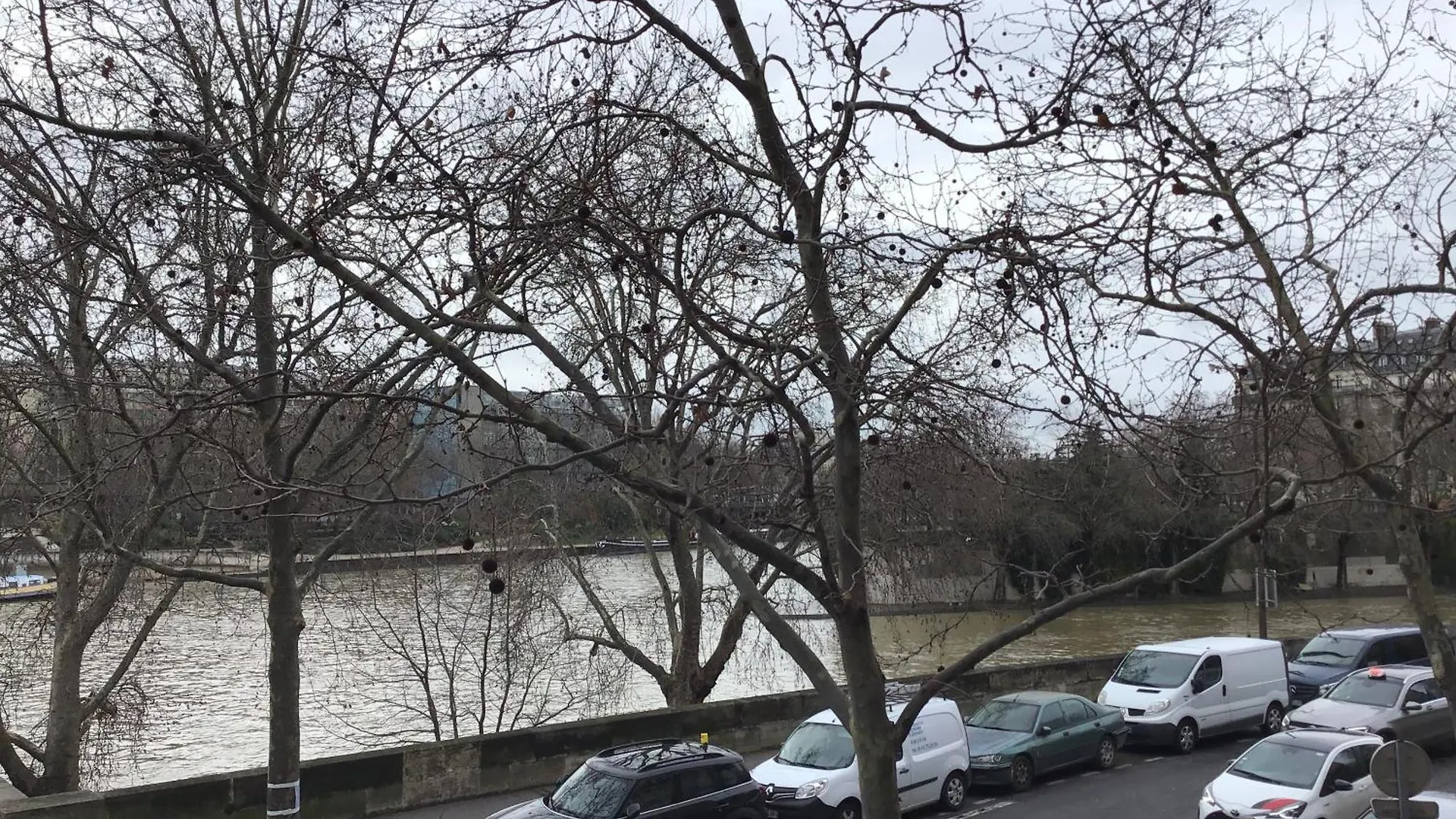Lovely Flat On The Seine River contacts